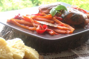 Pastrav cu legume in sos de rosii