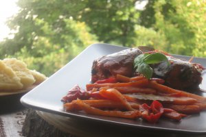 Pastrav cu legume in sos de rosii