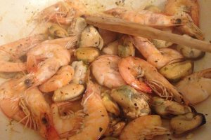 Spaghete cu smantana si cocktail de fructe de mare