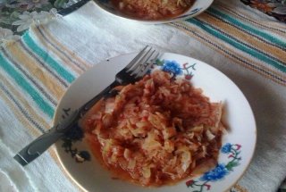 Varza calita cu carnaciori afumati