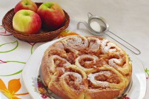 Cozonac trandafir cu mere