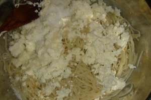 Desert budinca de spaghete cu branza