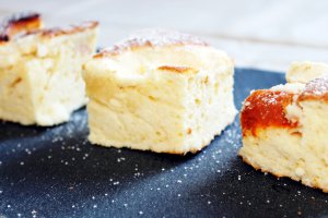 Prăjitură cu brânză dulce și caise