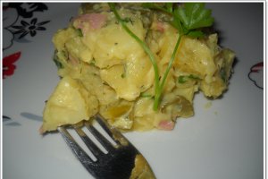 Salata calda de cartofi