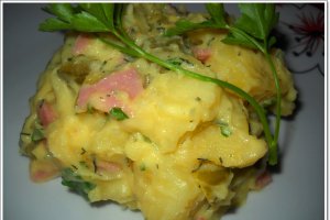 Salata calda de cartofi