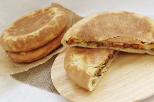 Sandwich-uri coapte, din aluat de paine si omleta cu de toate