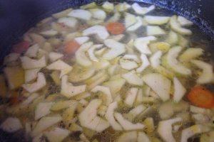 Supa din pulpe de pui cu zucchini si paste