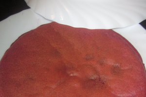 Clătite din suc de sfeclă umplute cu cremă de brânză dulce