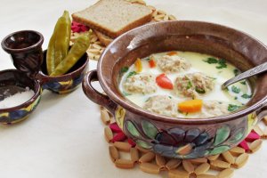 Ciorba de perisoare din piept de pui, dreasa cu smantana si lamaie