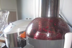 Clătite din suc de sfeclă umplute cu cremă de brânză a la Jamie Oliver