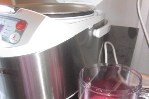 Clătite din suc de sfeclă umplute cu cremă de brânză a la Jamie Oliver