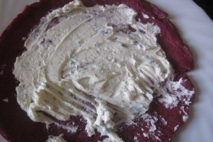 Clătite din suc de sfeclă umplute cu cremă de brânză a la Jamie Oliver