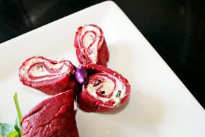 Clătite din suc de sfeclă umplute cu cremă de brânză a la Jamie Oliver