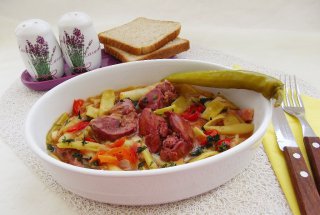 Mancare de fasole verde cu maruntaie de pui