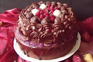 Tort aniversar cu zmeură şi ciocolată