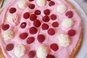 Tort aniversar cu zmeură şi ciocolată