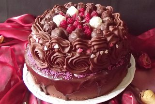 Tort aniversar cu zmeură şi ciocolată