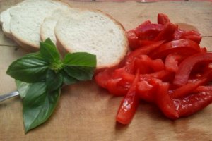 Bruschete cu rosii si busuioc