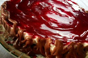 Tarta cu jeleu de zmeura si fragi