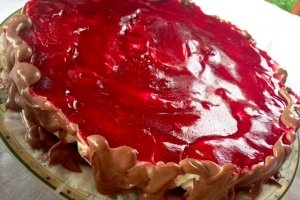 Tarta cu jeleu de zmeura si fragi