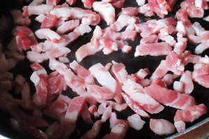 Piure de cartofi cu sos de ardei si pancetta
