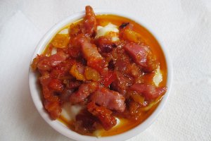 Piure de cartofi cu sos de ardei si pancetta
