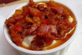 Piure de cartofi cu sos de ardei si pancetta