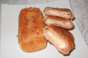Rulouri de sunca cu cascaval