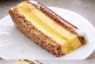 Tort cu bezea de nuca,pandispan si crema de vanilie