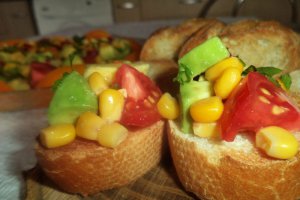Salata de avocado cu rosii si porumb