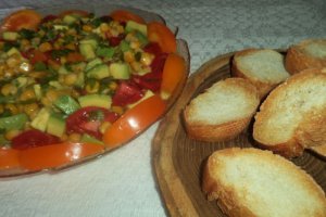 Salata de avocado cu rosii si porumb