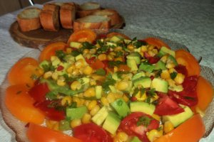 Salata de avocado cu rosii si porumb