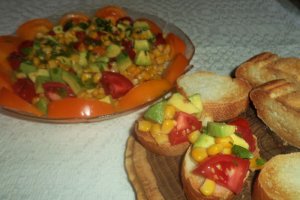 Salata de avocado cu rosii si porumb