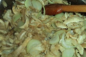 Ciocanele de pui cu pleurotus la tigaie