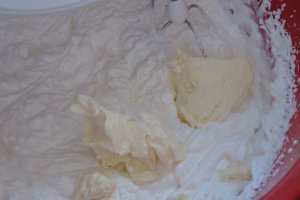 Tort cu piscoturi, mascarpone si visine