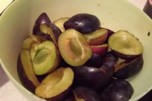 Prajitura bicolora cu prune