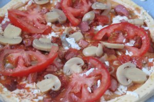 Pizza pe blat de foietaj