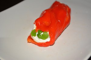 Ardei copti umpluti cu crema de branza, nuci si busuioc