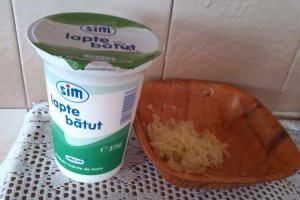 Peste la cuptor cu sos de iaurt