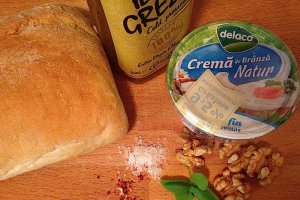 Sandvis cu crema de branza, nuci si busuioc