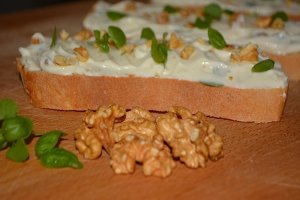 Sandvis cu crema de branza, nuci si busuioc