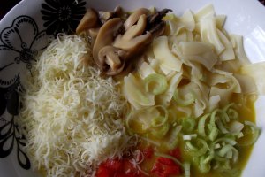 Aperitiv frittata cu paste si legume