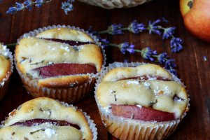 Briose cu nectarine si lavanda