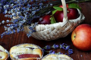 Briose cu nectarine si lavanda