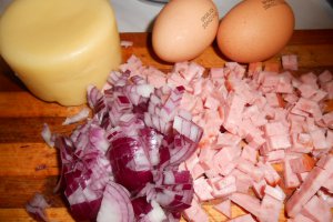 Pizza cu ceapa rosie si salam de porc