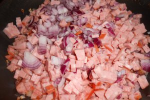 Pizza cu ceapa rosie si salam de porc