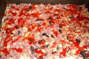 Pizza cu ceapa rosie si salam de porc