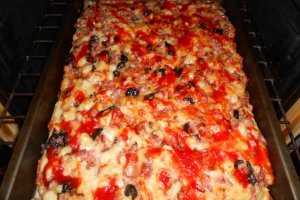 Pizza cu ceapa rosie si salam de porc