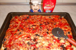 Pizza cu ceapa rosie si salam de porc