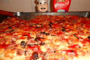 Pizza cu ceapa rosie si salam de porc
